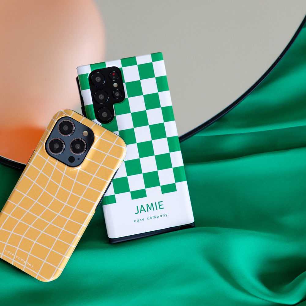 Dwa wytrzymałe etui: żółte w kratkę na iPhone'a i zielone w szachownicę z imieniem Jamie